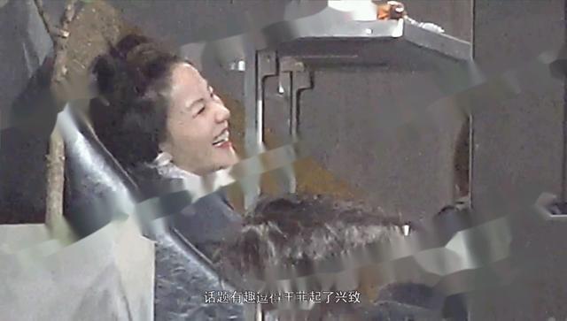 窦唯|49岁窦唯罕见现身餐厅大变样，头已半秃戴老花镜，孤独等上菜