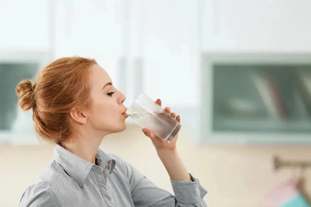 晨起喝一杯温开水,养生又健康