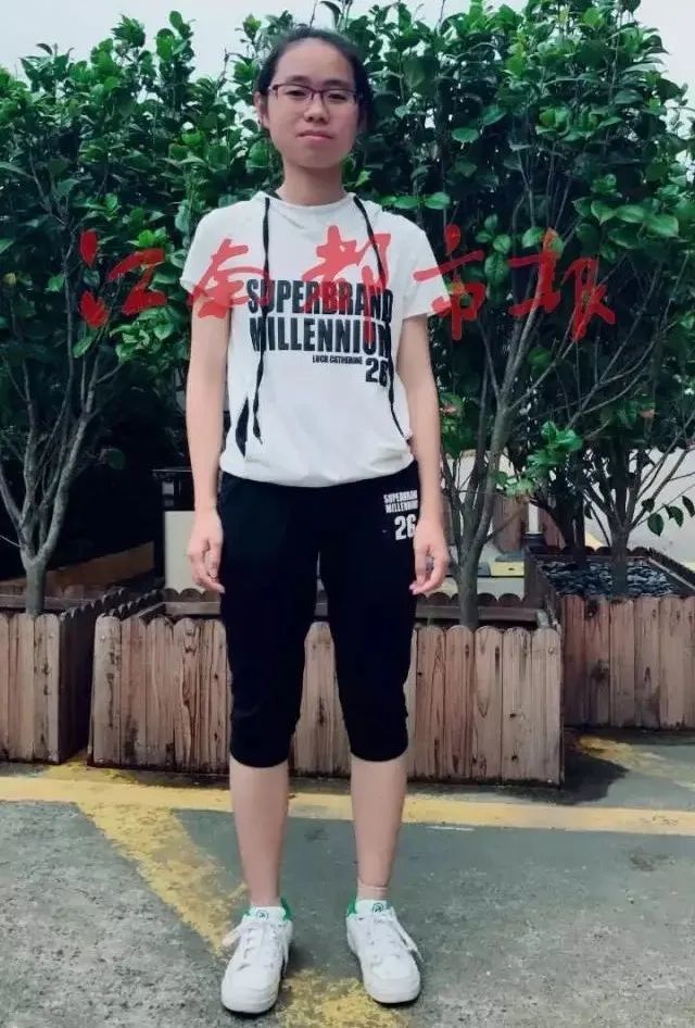 丰城中学金淼675分2017年理科第一名(左一)临川一中刘浩捷考分:700分