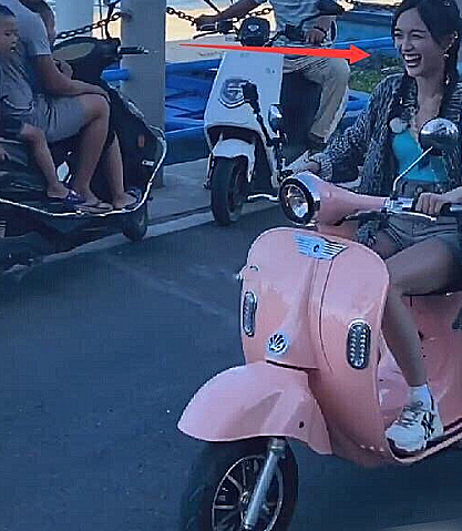 吴宣仪节目电动车载男生玩,谁注意对方的举动?为了避嫌太拼了
