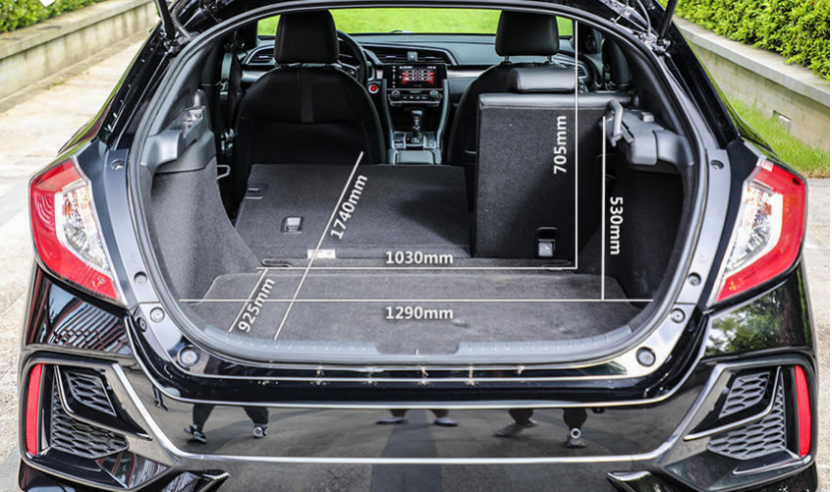 另外后排座椅靠背还支持放倒,放倒后后备箱最大进深1740mm,最大高度70