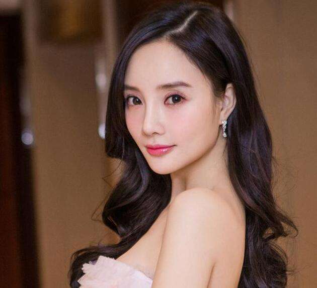 pg one|PG one凌晨晒自拍罕露正脸，却被身后鞋柜抢了风头，网友：价值百万