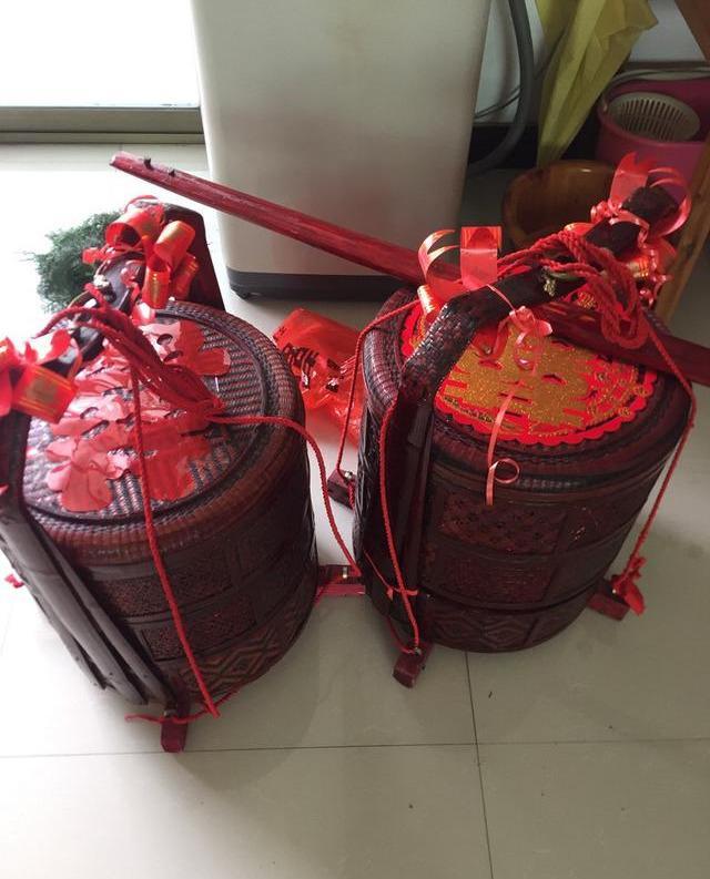 媒人到女方家表明想要迎娶女方的意愿,在现在也有男方自己上门提亲的