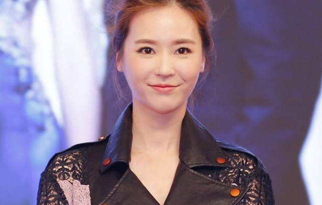 她24岁未婚先孕,34岁却被影帝老公抛弃,36岁为儿子再复出