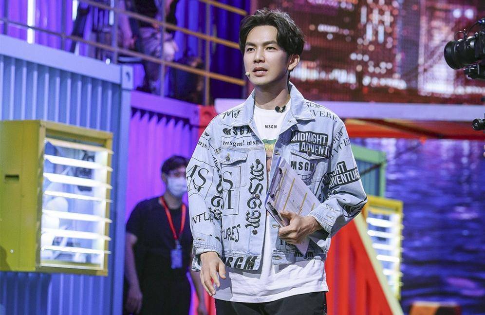 张艺兴|明星导师欢乐多，张艺兴痴迷平衡论，汪峰最爱谈人生，他惜字如金