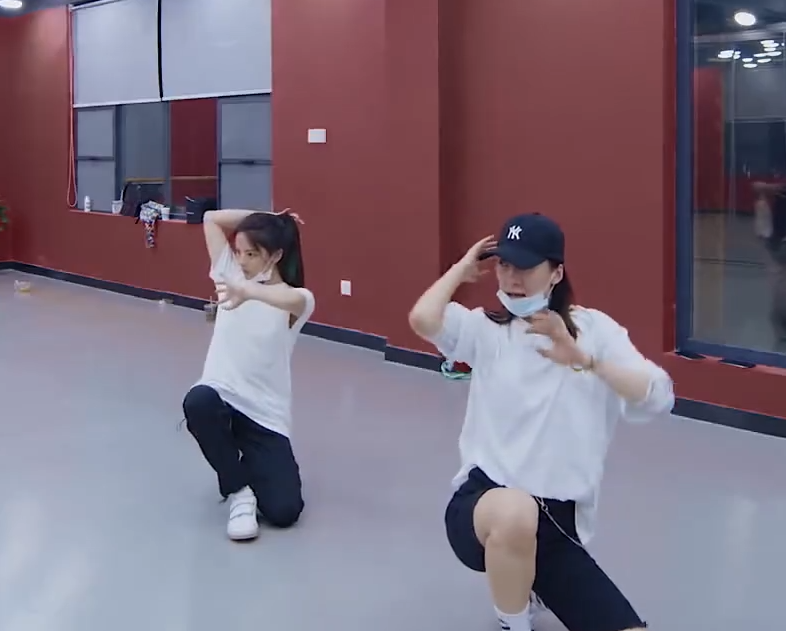 火箭少女101|火箭少女告别纪录预告，杨超越谈舞台反应，她的眼神是骗不了人的