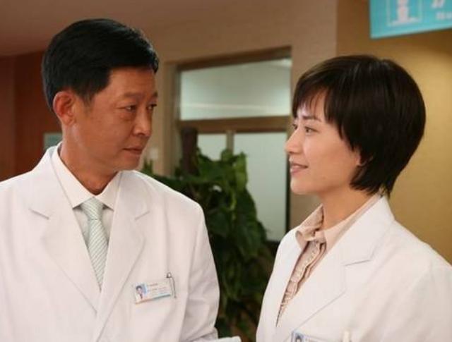 王志文|王志文近照苍老认不出！身边8个助理随时待命，孩子8岁就拍电影