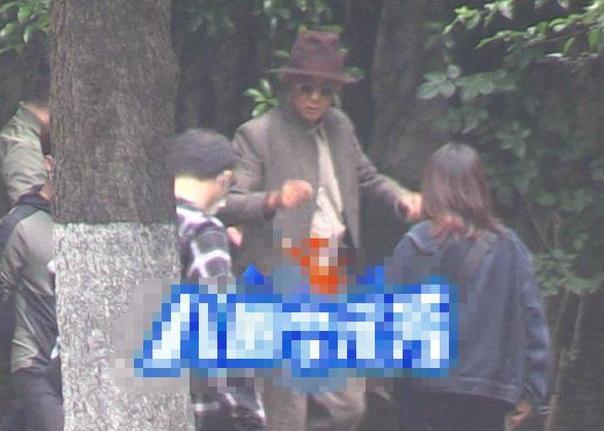 王志文|王志文近照苍老认不出！身边8个助理随时待命，孩子8岁就拍电影