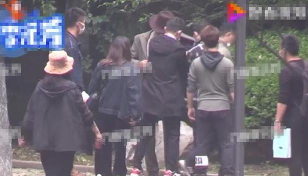 王志文|王志文近照苍老认不出！身边8个助理随时待命，孩子8岁就拍电影