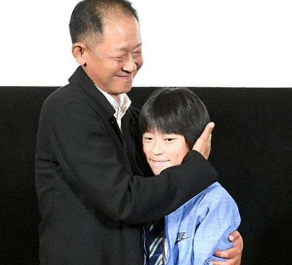 王志文|王志文近照苍老认不出！身边8个助理随时待命，孩子8岁就拍电影