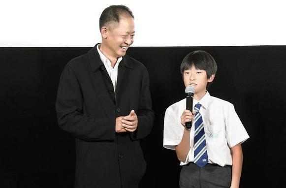 王志文|王志文近照苍老认不出！身边8个助理随时待命，孩子8岁就拍电影