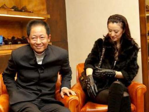 王志文|王志文近照苍老认不出！身边8个助理随时待命，孩子8岁就拍电影