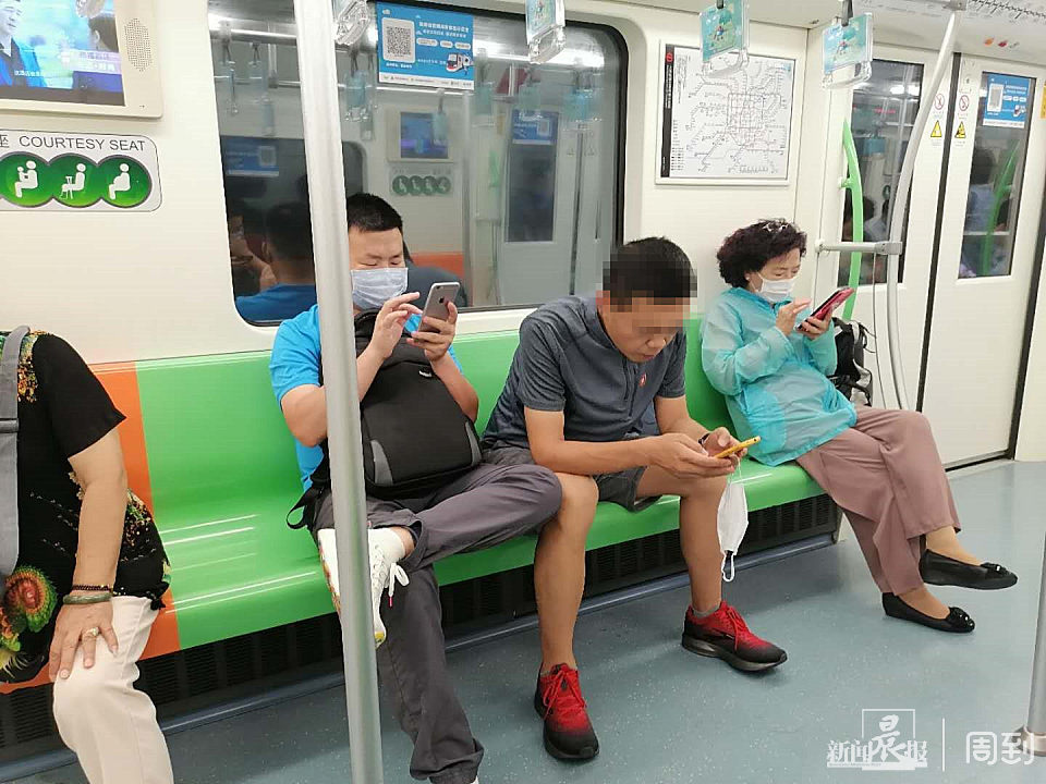 天大热了个别地铁乘客让人揪心高温天上海地铁车站加大频率提示全程戴