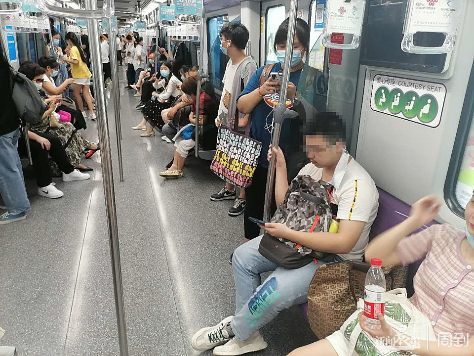 天大热了个别地铁乘客让人揪心高温天上海地铁车站加大频率提示全程戴