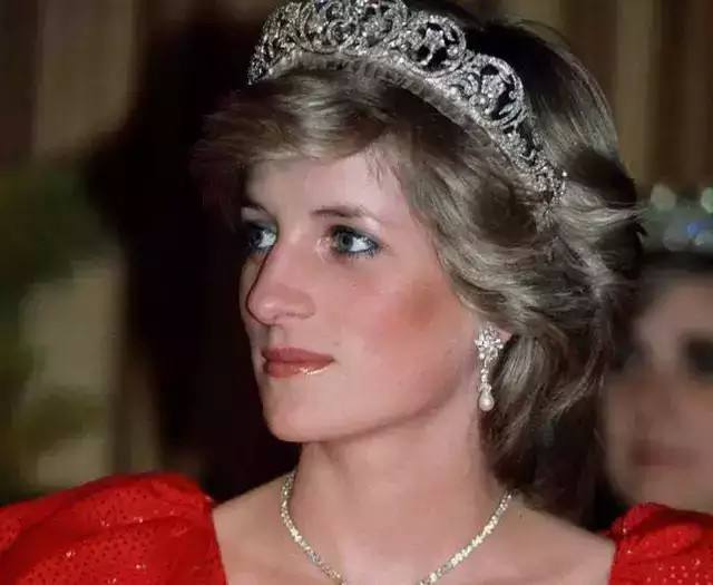 戴安娜王妃|梅根野心勃勃，离开王室是想成为第二个戴安娜，哈里如今艰难度日