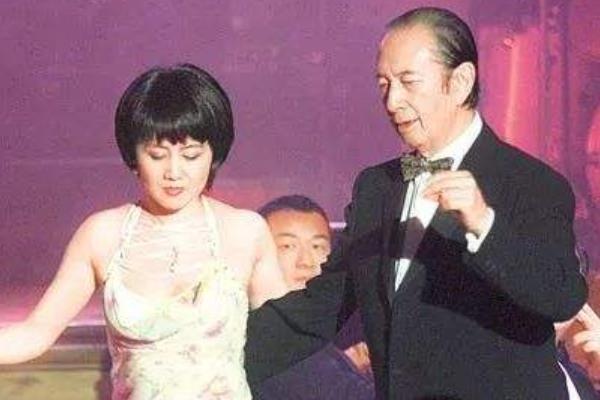 梁安琪|赌王葬礼梁安琪最憔悴，人从穿上衣服就要开始做戏，真爱还是戏精