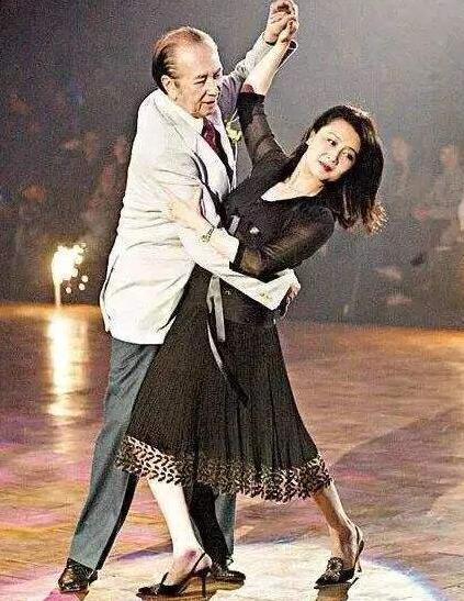 梁安琪|赌王葬礼梁安琪最憔悴，人从穿上衣服就要开始做戏，真爱还是戏精