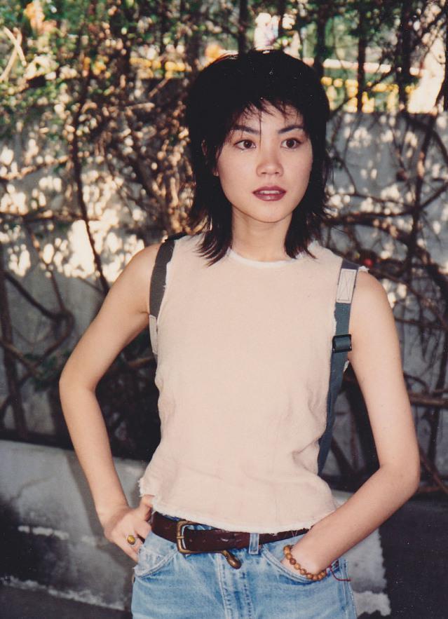 王菲|王菲深夜携李嫣做头发，同喝红酒好惬意，与店员玩闹仰面大笑无架子