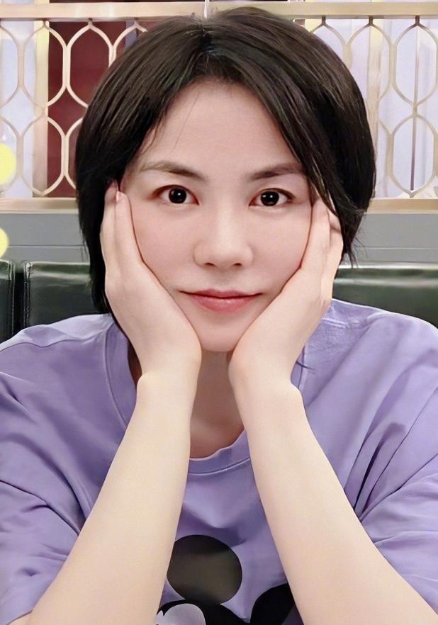 王菲|王菲深夜携李嫣做头发，同喝红酒好惬意，与店员玩闹仰面大笑无架子