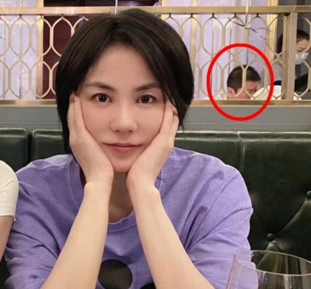 王菲|王菲深夜携李嫣做头发，同喝红酒好惬意，与店员玩闹仰面大笑无架子