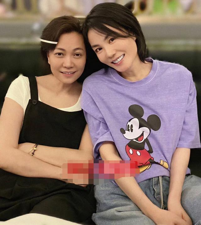 王菲|王菲深夜携李嫣做头发，同喝红酒好惬意，与店员玩闹仰面大笑无架子