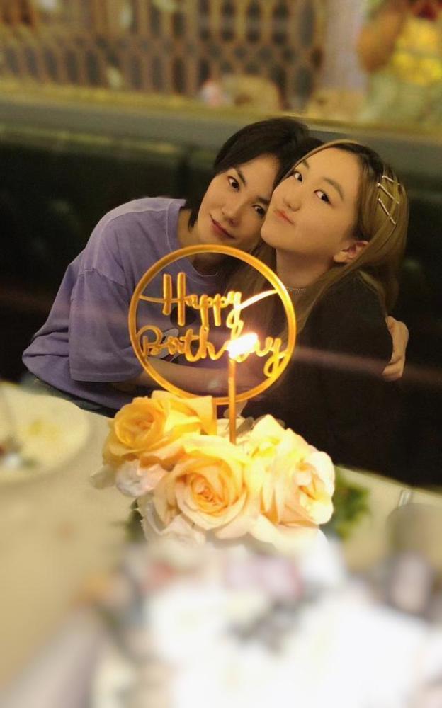 王菲|王菲深夜携李嫣做头发，同喝红酒好惬意，与店员玩闹仰面大笑无架子