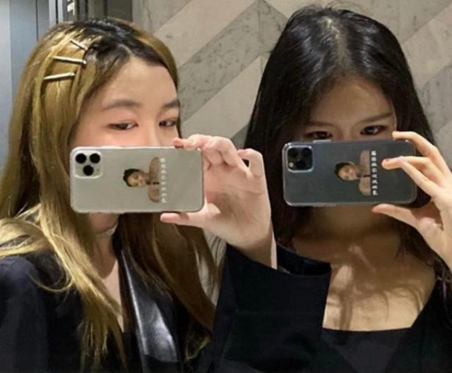 王菲|王菲深夜携李嫣做头发，同喝红酒好惬意，与店员玩闹仰面大笑无架子