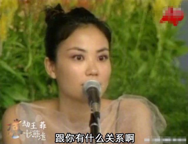 王菲|王菲深夜携李嫣做头发，同喝红酒好惬意，与店员玩闹仰面大笑无架子