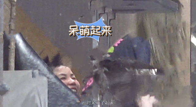 王菲|王菲深夜携李嫣做头发，同喝红酒好惬意，与店员玩闹仰面大笑无架子