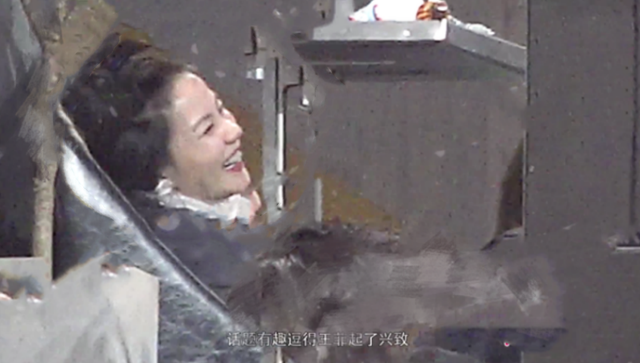 王菲|王菲深夜携李嫣做头发，同喝红酒好惬意，与店员玩闹仰面大笑无架子