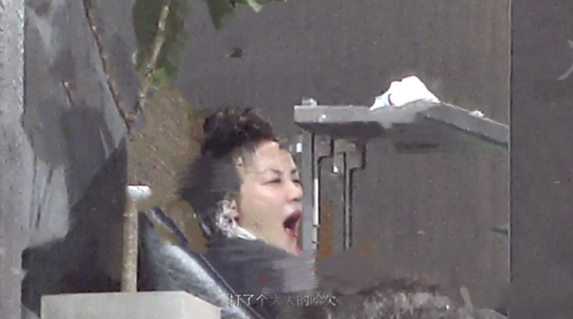 王菲|王菲深夜携李嫣做头发，同喝红酒好惬意，与店员玩闹仰面大笑无架子