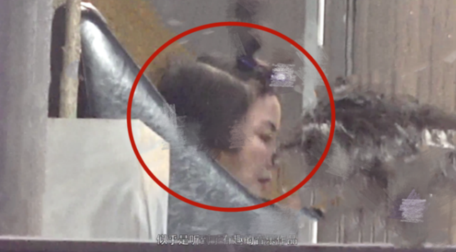 王菲|王菲深夜携李嫣做头发，同喝红酒好惬意，与店员玩闹仰面大笑无架子