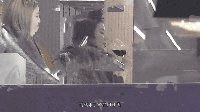 王菲|王菲深夜携李嫣做头发，同喝红酒好惬意，与店员玩闹仰面大笑无架子