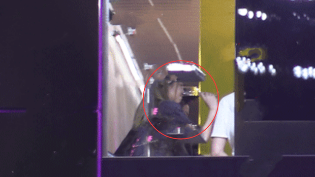 王菲|王菲深夜携李嫣做头发，同喝红酒好惬意，与店员玩闹仰面大笑无架子