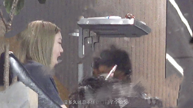 王菲|王菲深夜携李嫣做头发，同喝红酒好惬意，与店员玩闹仰面大笑无架子