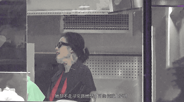 王菲|王菲深夜携李嫣做头发，同喝红酒好惬意，与店员玩闹仰面大笑无架子