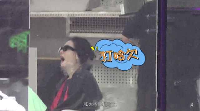 王菲|王菲深夜携李嫣做头发，同喝红酒好惬意，与店员玩闹仰面大笑无架子