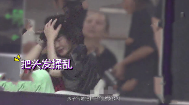 王菲|王菲深夜携李嫣做头发，同喝红酒好惬意，与店员玩闹仰面大笑无架子