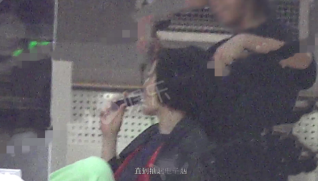 王菲|王菲深夜携李嫣做头发，同喝红酒好惬意，与店员玩闹仰面大笑无架子