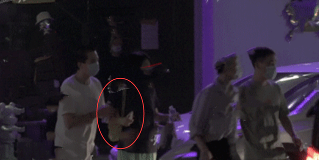 王菲|王菲深夜携李嫣做头发，同喝红酒好惬意，与店员玩闹仰面大笑无架子