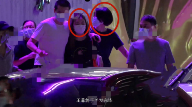 王菲|王菲深夜携李嫣做头发，同喝红酒好惬意，与店员玩闹仰面大笑无架子