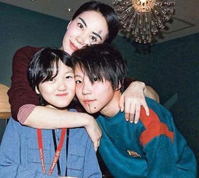 王菲|王菲深夜携李嫣做头发，同喝红酒好惬意，与店员玩闹仰面大笑无架子