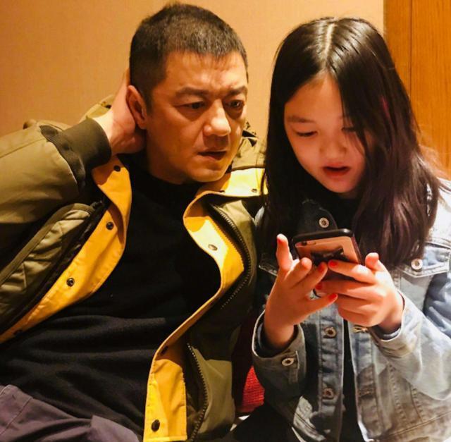 王菲|王菲深夜携李嫣做头发，同喝红酒好惬意，与店员玩闹仰面大笑无架子