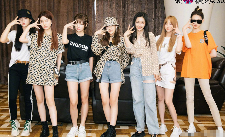 炙热的我们|《炙热的我们》总决赛，硬糖少女担任评审团，网友却直言配吗？