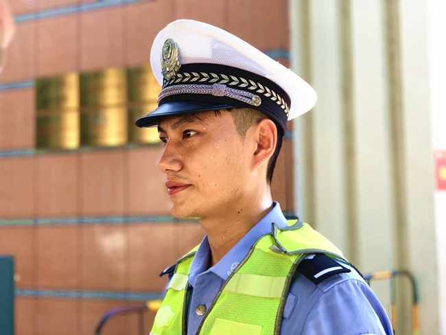 组图:烈日下的坚守 "焦"警从不缺席