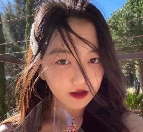 李嫣|李嫣做公益筹集上万元，怼脸拍照抿嘴微笑十分自信，个子高挑身材好