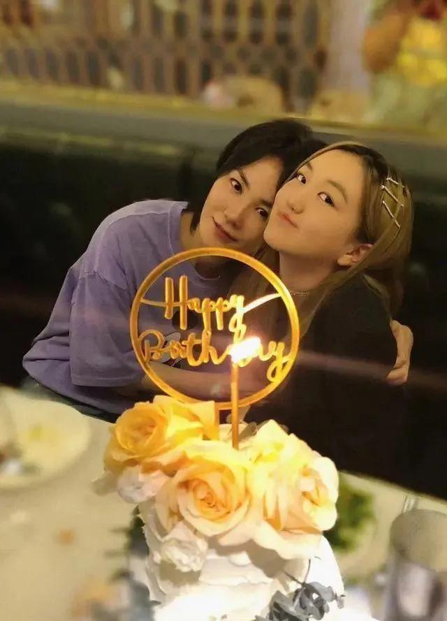 李嫣|李嫣做公益筹集上万元，怼脸拍照抿嘴微笑十分自信，个子高挑身材好