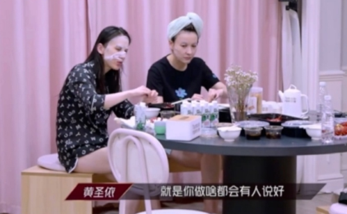 黄圣依|黄圣依和吴昕躺床上聊天，细看二人睡姿，已婚和未婚差别太显然