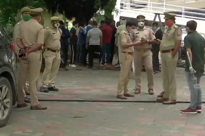 印度_社会|印度记者因指控其侄女被骚扰，遭对方报复枪杀，女儿绝望哭喊求助