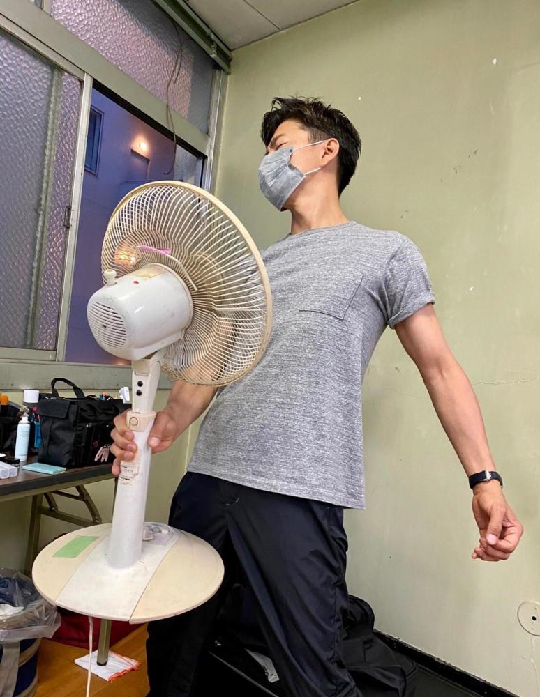 47岁木村拓哉晒自拍 大翻领衬衫秀锁骨 绝版银饰项链有钱都买不到 腾讯新闻